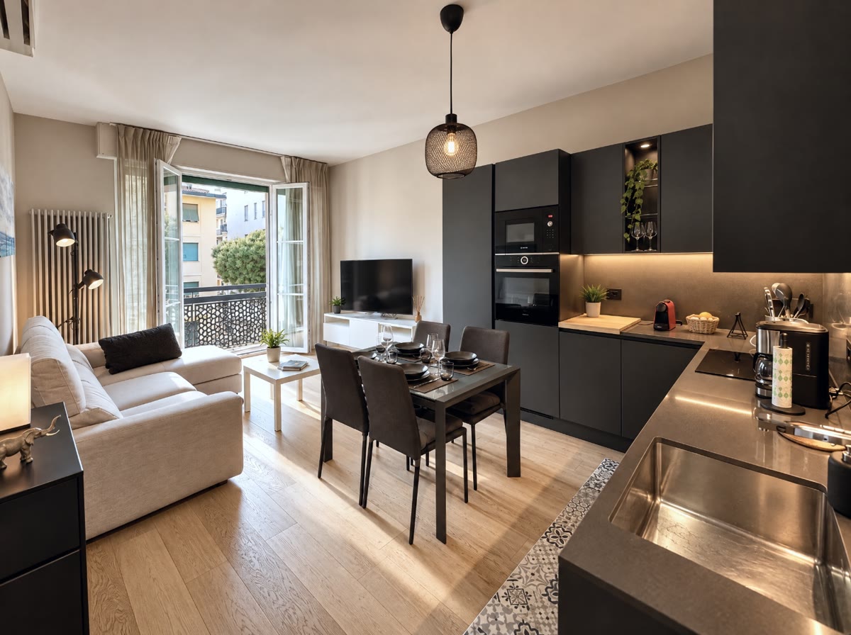 Soggiorno con cucina scura e portafinestra aperta